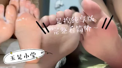 粉嫩裸足已就绪，快把肉棒伸过来踩踩！完整版看简阶